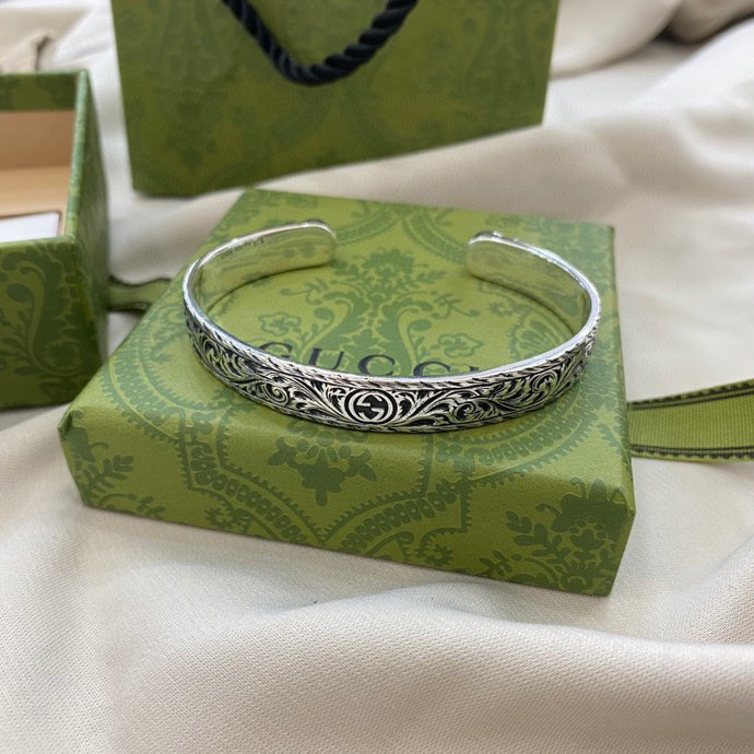 G*u*i bracelets